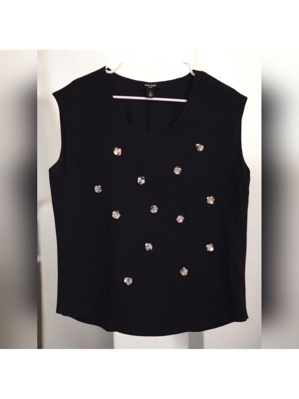 Nine West top women’s size medium blouse size medium sleeveless Flower appliqué